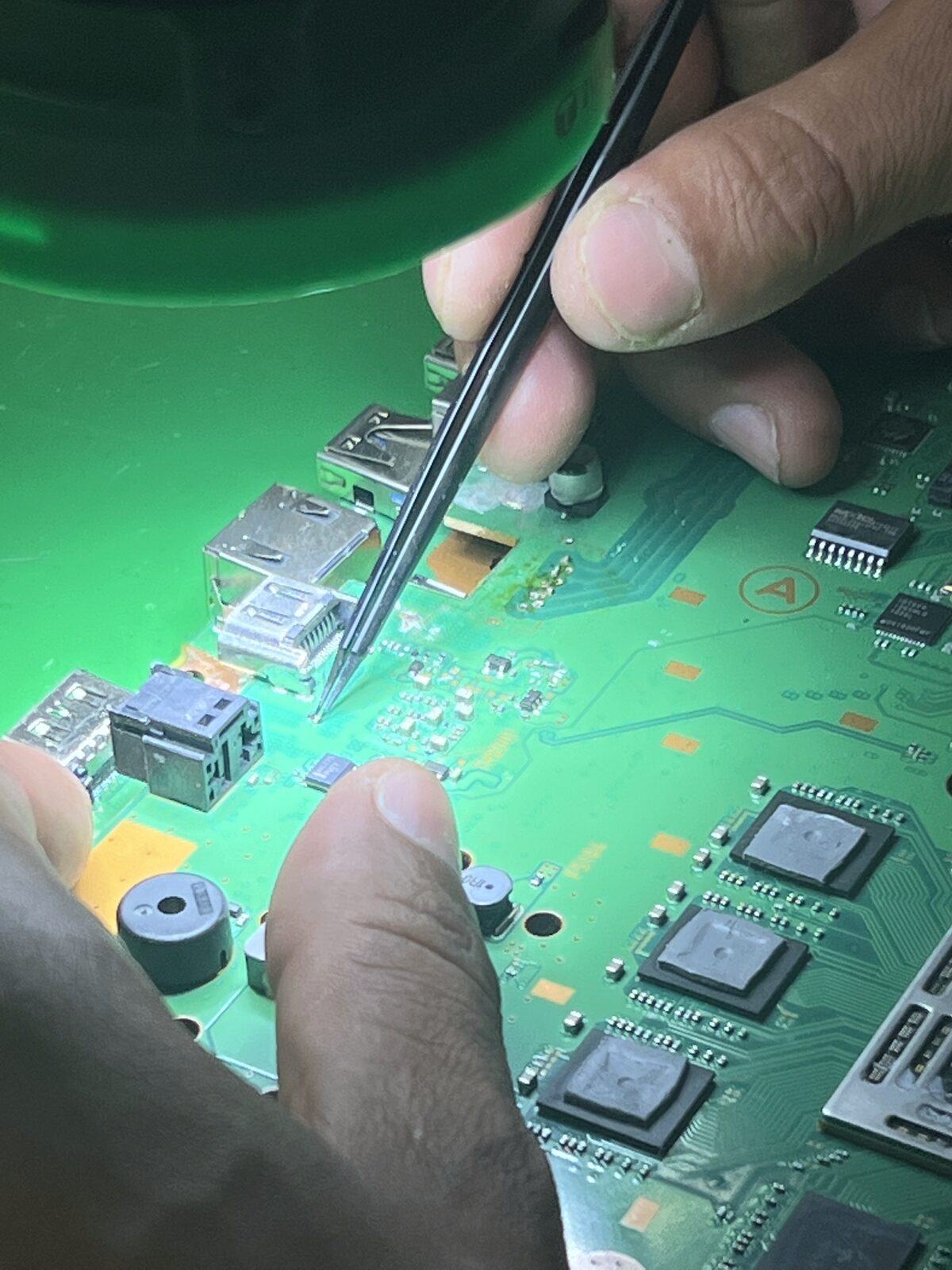 Micro-soudure sur carte mère