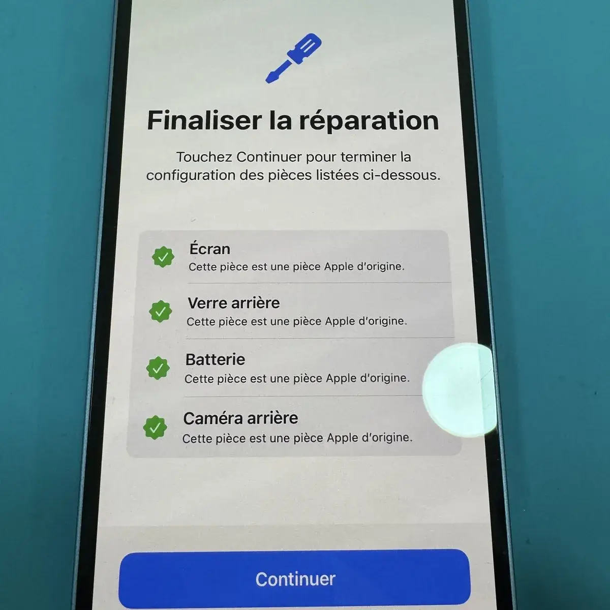 iPhone validé Apple — panneau Pièces et réparation après pose de pièces d'origine par Phonelab Store Genève
